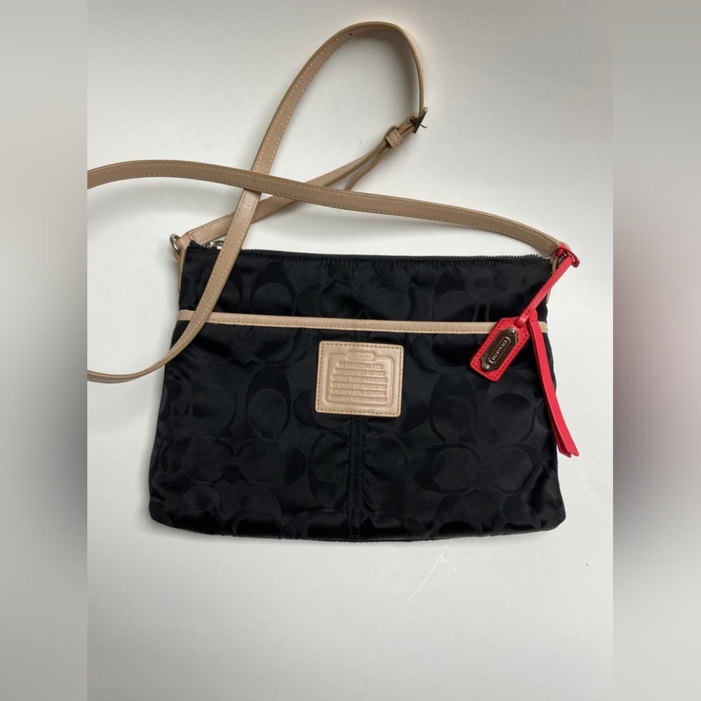 COACH Womens Crossbody Black/beige Zipper Closure Shoulder Adjustable Strap.